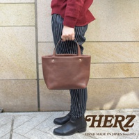 職人手作皮革4口袋極簡托特包 T-3，棕色牛革，簡約設計，頂部有提把，兩側有金屬鈕扣，適合日常攜帶。