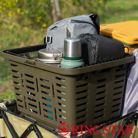 Starke-R 超級籃為軍綠色塑膠材質，帶有長方形鏤空設計，籃子內裝有灰色背包、黑色相機包、銀色金屬保溫瓶及金屬鍋。