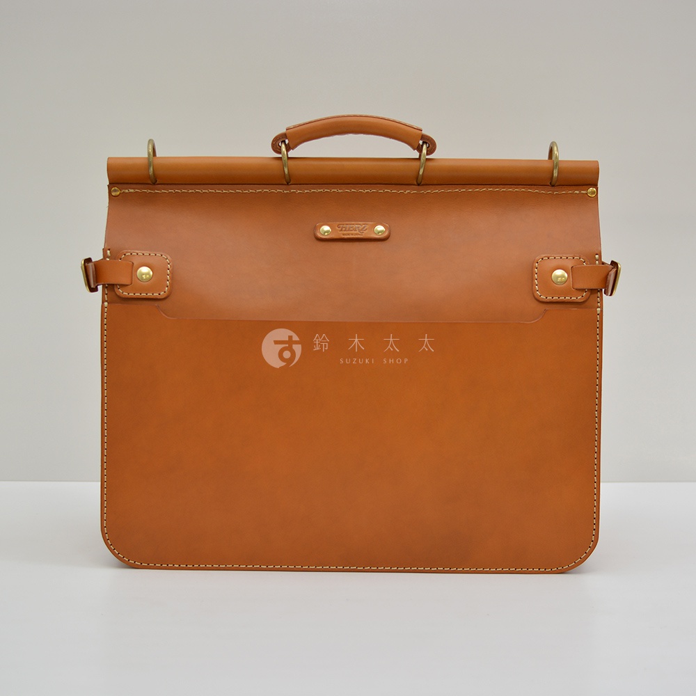 職人手作皮革旅行包 A-102，淺棕色，採用真皮材質，具有提把、金屬扣環和品牌標誌。