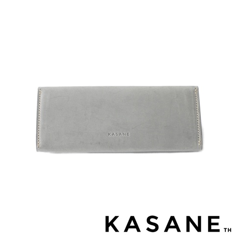 北海道KASANE品牌標誌出現在一個簡約的灰色長夾正面中央。