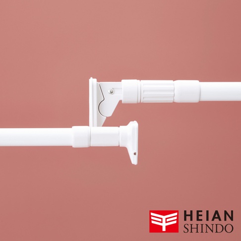 白色金屬材質的獨立腳升級版防掉落置物架，具有可調節長度的伸縮桿和固定支架，展示其層架結構。