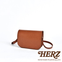 職人手作皮革翻蓋橫式單肩包，採用棕色皮革製成，包身線條簡潔，配有可調節的肩帶，適合日常攜帶。