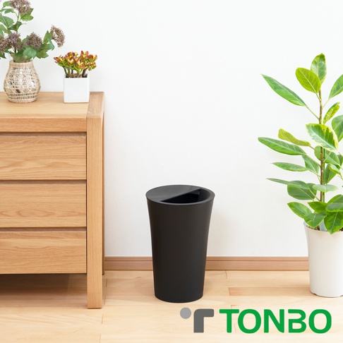 黑色圓形半開垃圾桶，容量12公升，採用耐用塑膠材質，造型簡約現代，適合居家或辦公空間使用。