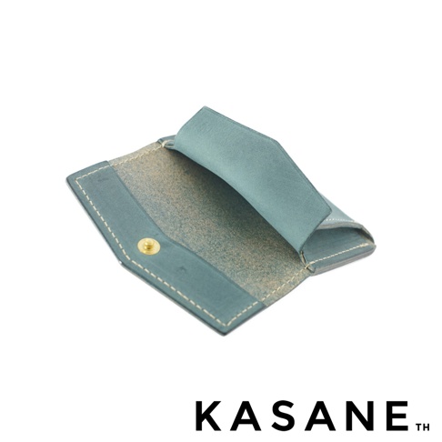北海道KASANE 職人手作義大利Texas皮革迷你雙折短夾，藍綠色皮革，內部細節，金屬釦，KASANE TH 商標