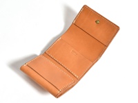 職人手作皮革三折式迷你短夾 (WS-2)，棕褐色皮革，內有卡槽與零錢袋，以白色縫線車縫，設有金色按扣。