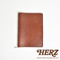 HERZ 手帳書套，職人手作皮革，焦糖棕色，簡約設計。