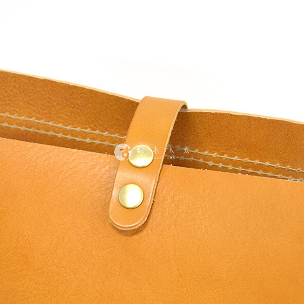 職人手作皮革軟皮橫式斜背包，皮質帶子上點綴著金屬釦，精緻縫線與LOGO標誌，展現品牌日式工藝。