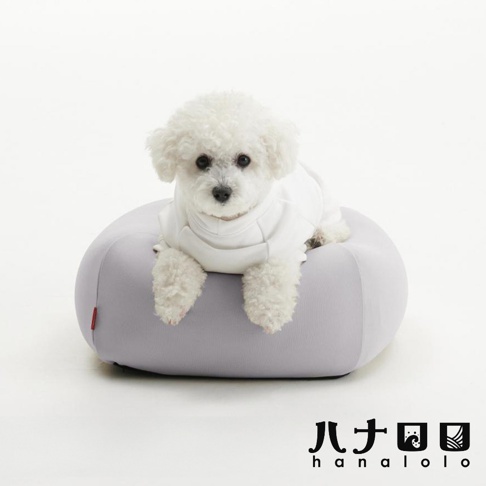 一隻穿著白色上衣的白色比熊犬，慵懶地趴在灰色的日本hanalolo品牌正方形懶骨頭上，背景為簡潔的純白色，右下角印有黑色的hanalolo品牌標誌。