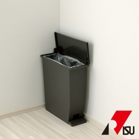 H&H系列13L踩踏垃圾桶，此款為深灰色，材質為塑膠。垃圾桶為長方形，配有可踩踏開啟的蓋子，蓋子為開啟狀態，內有黑色垃圾袋。垃圾桶置於牆角，下方為淺色木紋地板。