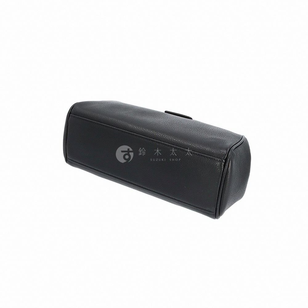 黑色的 Atelier nuu Parcel 皮革手提包，從側邊視角拍攝