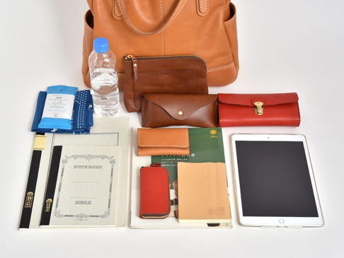 収納例。A4ノート、A5ノート、ペットボトル、タブレット収納(i-Pad)、雑誌、ノート、マチ付きポーチ(KF-114)、名刺入れ(KV-24)、メガネケース(KG-120)、アコーディオンウォレット(WL-4)、ラウンドファスナーキーケース・4連(KE-1)、ハンカチ、ウェットティッシュ。