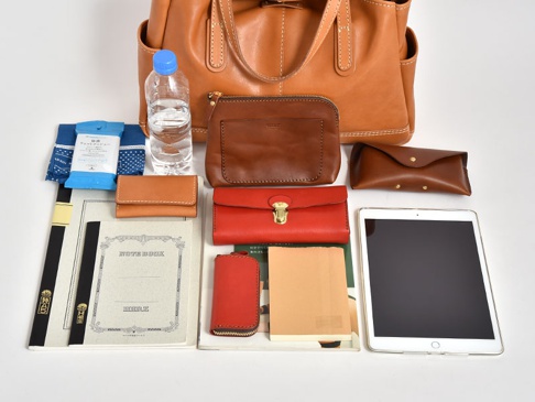 収納例。A4ノート、A5ノート、ペットボトル、タブレット収納(i-Pad)、雑誌、ノート、マチ付きポーチ(KF-114)、名刺入れ(KV-24)、メガネケース(KG-120)、アコーディオンウォレット(WL-4)、ラウンドファスナーキーケース・4連(KE-1)、ハンカチ、ウェットティッシュ。