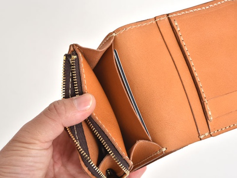 こちらにもカードポケットが一つ付いています。このスペースにはマチも設けているので、ポケットの前にもカードを入れたりレシートを入れたり、フリースペースとして活用できます。