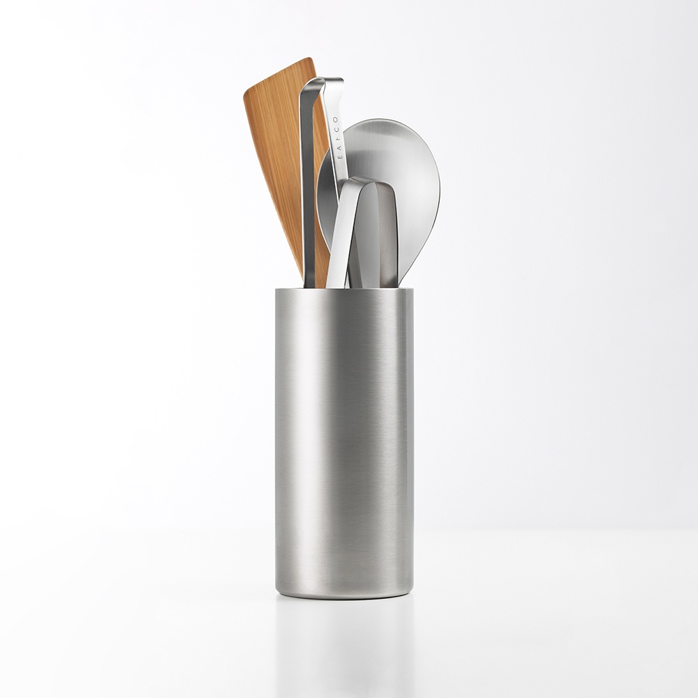 日製不鏽鋼筷桶，內含一個木質鏟子、一個金屬夾具和一個圓形金屬盤，整體呈銀色調。
