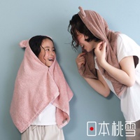 日本桃雪品牌可愛熊耳連帽浴巾，一位母親和孩子裹著粉色浴巾，兩人對視微笑，圖片右下角有品牌標識「日本桃雪」。