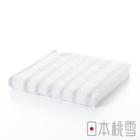 一條白色輕柔毛巾，上面有細緻的灰色橫條紋，毛巾材質觸感蓬鬆，邊緣有細線縫合。