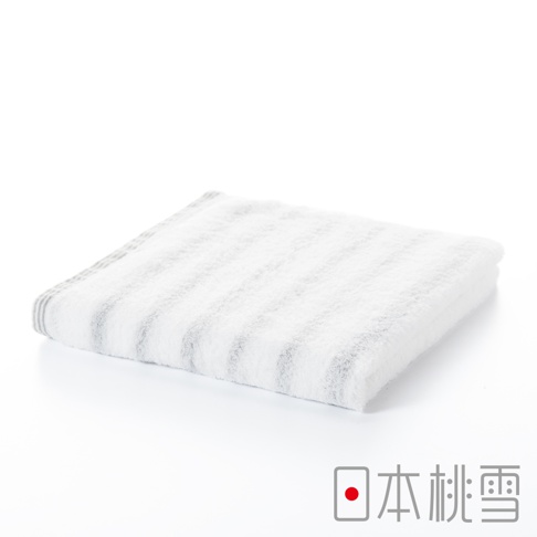 一條白色輕柔毛巾，上面有細緻的灰色橫條紋，毛巾材質觸感蓬鬆，邊緣有細線縫合。