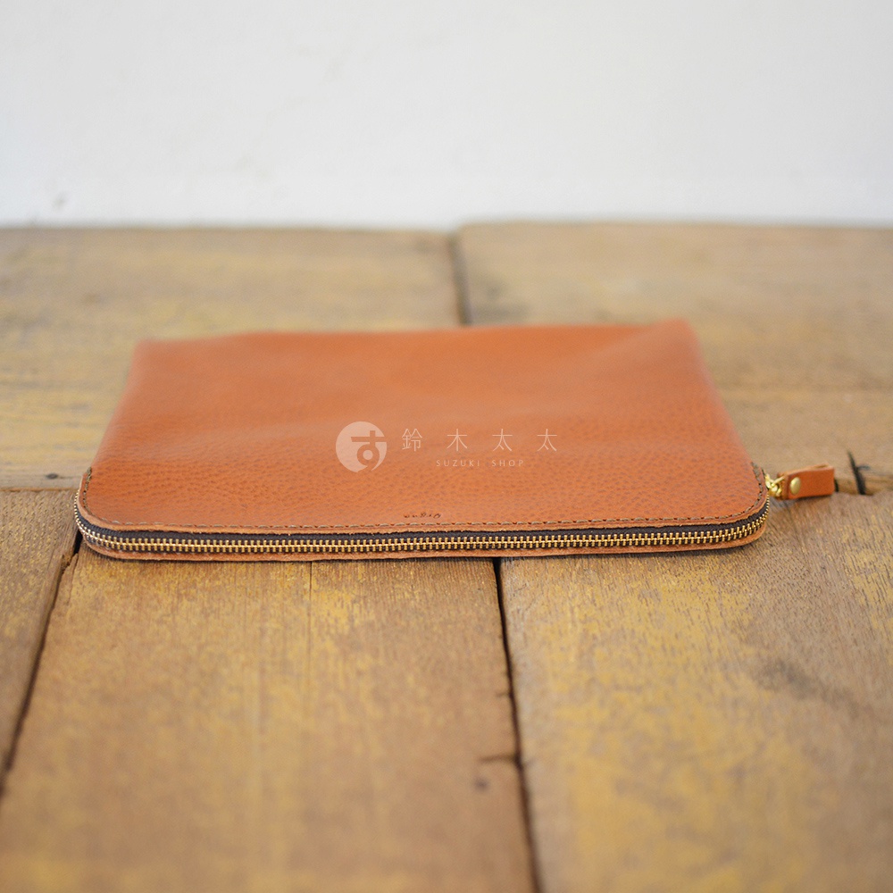 職人手作皮革Organ雙拉鍊收納袋，採用觸感細緻的橘棕色皮革，搭配黃銅色拉鍊，簡約實用。