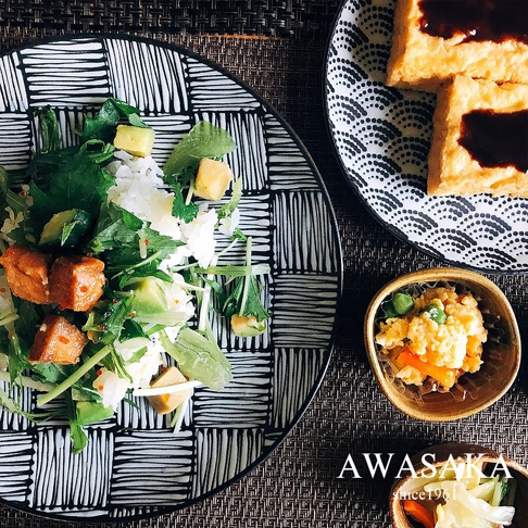 KOMON 和風料理盤一套，黑色線條網格圖案，盛裝沙拉、米飯、炸物塊及蔬菜，搭配另兩個小盤裝盛醬汁炸豆腐及日式小菜。