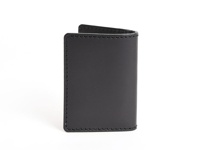 黑色皮革雙折票券收納夾，邊緣縫線整齊，設計簡潔。