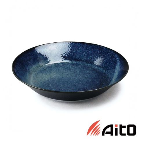 一個深藍色帶有紋理的義大利麵盤，盤子邊緣為黑色，右下角有Aito品牌標誌。