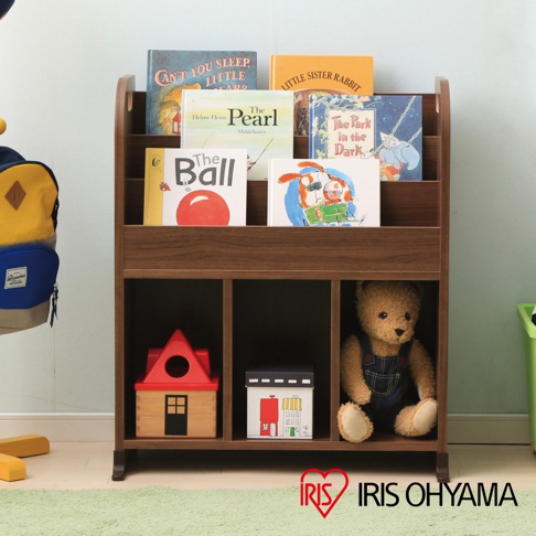 童心繪本架 ER-6030 (共3色)，木紋色，三層設計，上方展示多本童書，下方置物格內有玩具屋、紙盒屋和泰迪熊。
