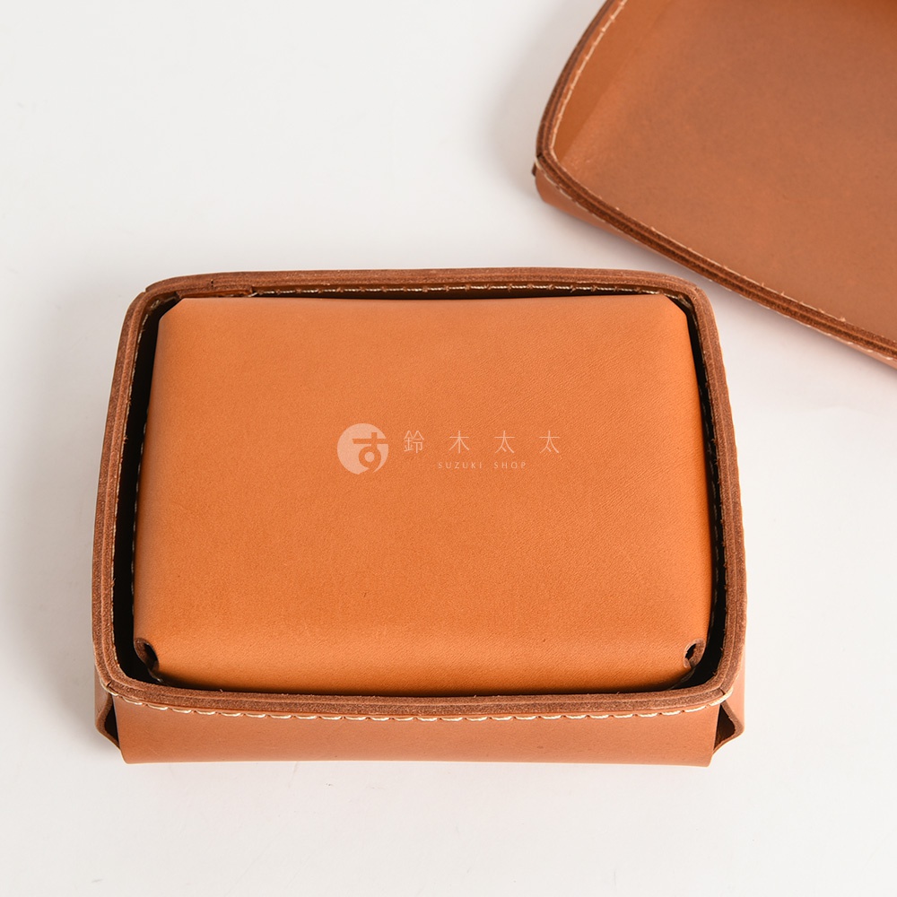 職人手作皮革小物收納盒，採用淺棕色皮革，車縫線清晰，質感細緻，中央印有「鈴木太太 SUZUKI SHOP」的品牌標誌。