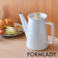 白色日製琺瑯咖啡壺，附木質壺蓋，搭配一盤早餐，包含麵包、沙拉、雞胸肉和水煮蛋。