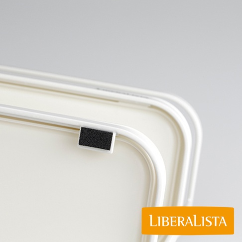 LIBERALISTA 品牌標誌下方，白色收納架的局部特寫，顯示其金屬邊框和一個黑色止滑墊。