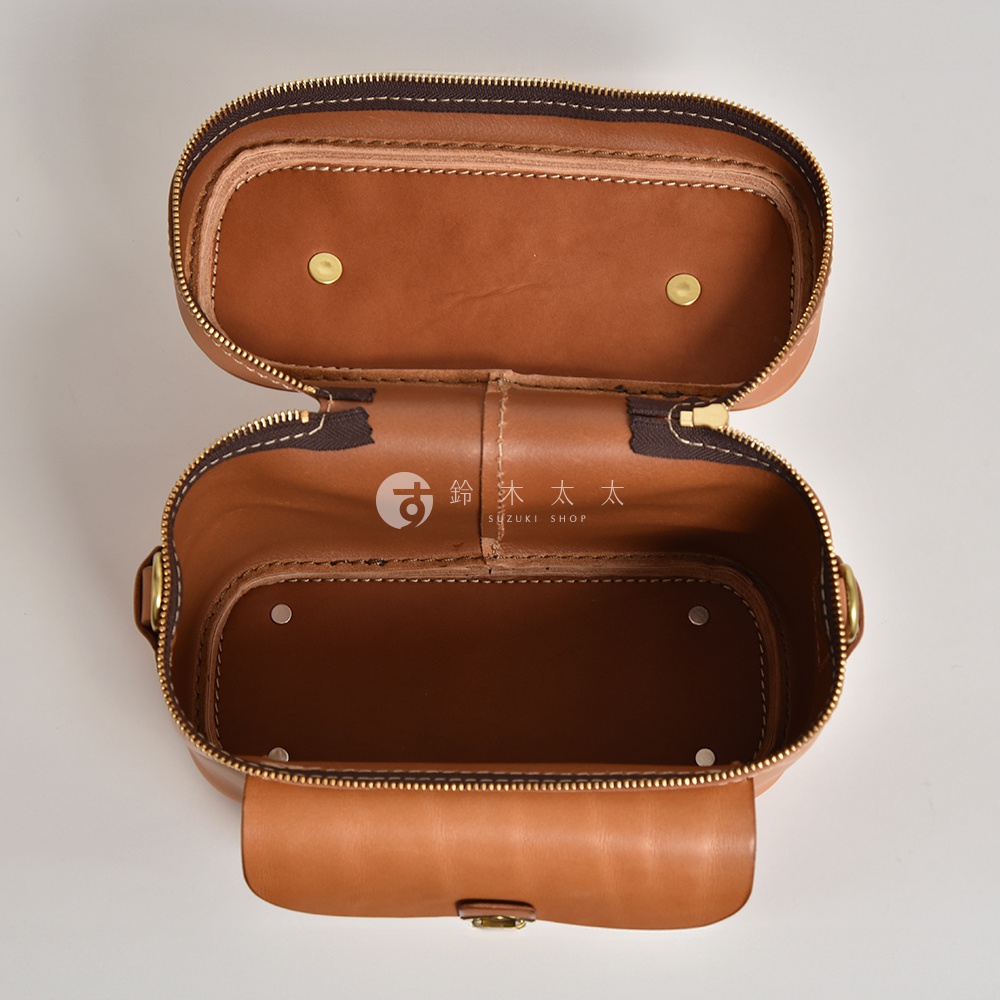 職人手作皮革軟皮相機包 N-6，淺棕色，拉鍊半開，展示內部皮革細節與縫線。