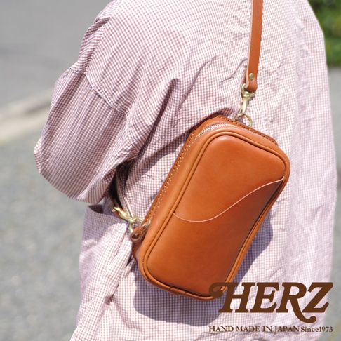 日本HERZ品牌駝色軟皮革直立型斜背包，強調手工製作與日本製造since1973。
