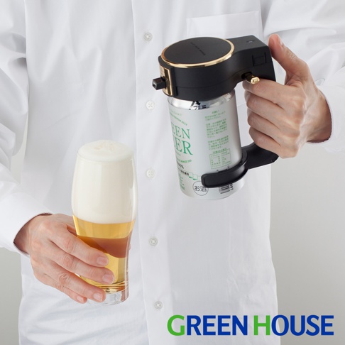 黑色圓形啤酒金泡機，帶有金色裝飾，夾著一罐綠色標籤的啤酒，旁邊是一個裝有啤酒和豐富泡沫的玻璃杯。
