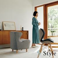 灰色布藝美姿調整座椅，椅背呈弧形，搭配四支原木色椅腳，簡約現代風格。