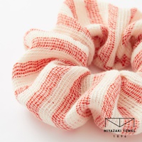 今治有機匹馬棉雙色彈力髮圈，採用白色與細緻的紅色條紋織紋，材質輕柔有彈性。