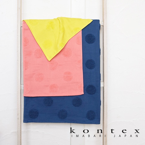 粉紅色、黃色和海軍藍三色浴巾，皆有提花水玉點點圖案，材質為無撚紗。