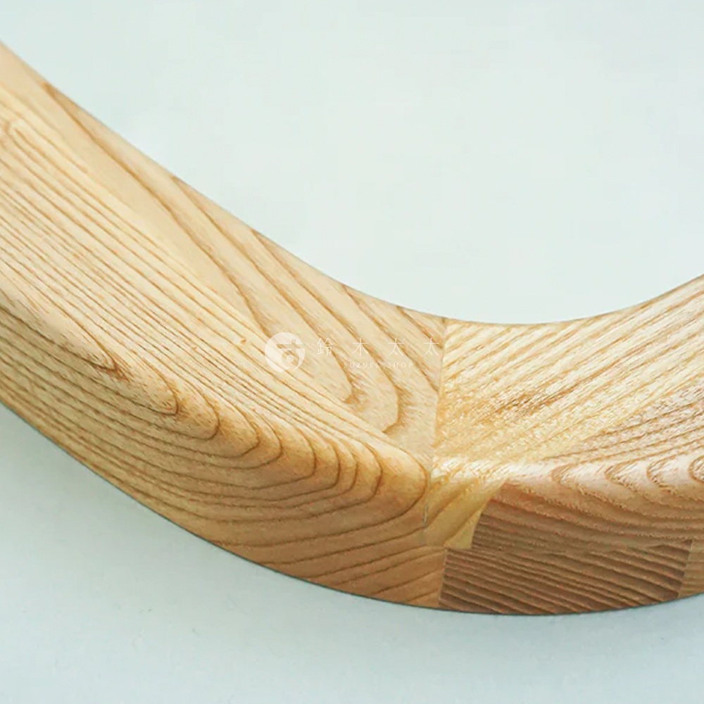 特寫鏡頭展示了 MOI 質感木框萬用壁掛鏡的木質紋理。淺木色圓弧形鏡框由多塊實木拼接而成，木紋清晰，呈現自然溫潤的質感。