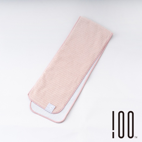 一條粉紅色降溫涼感毛巾，表面有網狀紋理，另一面為淺灰色，帶有白色圓點圖案，毛巾邊緣為粉紅色滾邊，左下角有一個圓形標籤，上面印有 -C 圖案。