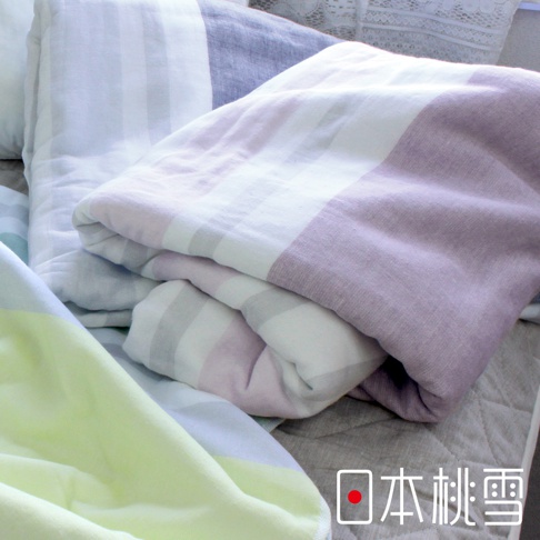 今治毛巾被，由棉質製成，呈現條紋設計，顏色包含淺紫、灰白與鵝黃。