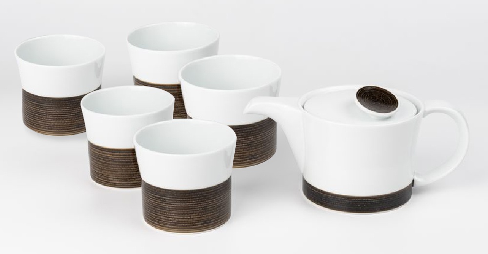 白色陶瓷茶壺與五個同款杯子，底部均有咖啡色麻紋裝飾。茶壺帶有白色壺蓋，壺蓋頂部有一個咖啡色螺旋狀裝飾。