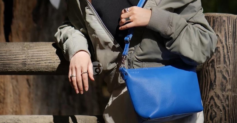 京都職人手作隨身側背包，亮藍色皮革材質，造型簡約，可肩背。