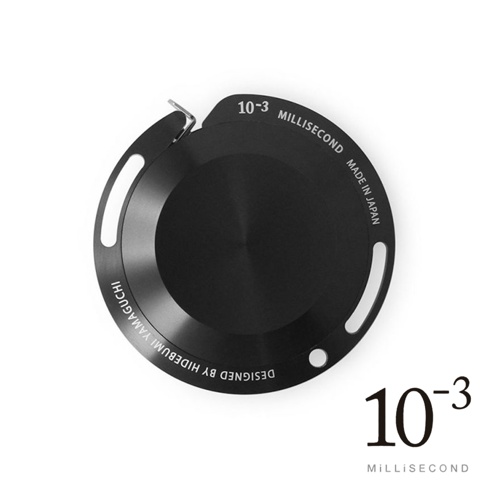 黑色鋁製捲尺，圓形外殼，上面刻有「10-3 MILLISECOND MADE IN JAPAN」及「DESIGNED BY HIDEBUMI YAMAGUCHI」字樣。