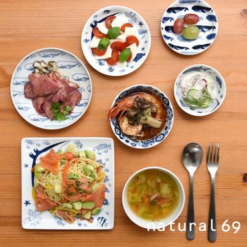 cocomarine方形餐盤，白色陶瓷，印有藍色鯨魚圖案，盛裝著煙燻鮭魚、酪梨義大利麵。