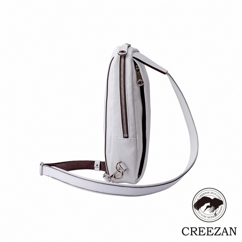 JETTER 隨身側背包 CJTE-021，白色荔枝紋皮革材質，側邊拉鍊開合，附有可調節的單肩背帶，金屬扣環。