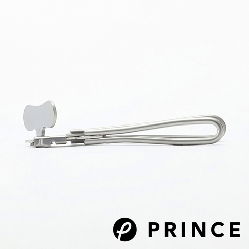 銀色金屬材質的旋轉開罐器，帶有圓形握把和刀輪，放置於白色背景上。