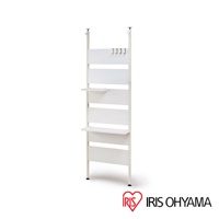 頂天立地設計的白色木質收納架，配備四個層板和四個掛鉤，可調整高度以適應不同空間。