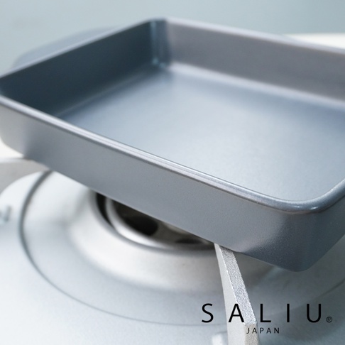 The chef 多功能耐熱陶製萬用長方形烤盤 S (平底)，呈現深灰色，質地為陶製。烤盤為長方形，邊緣略高，底部平坦，放置於銀色爐架上。