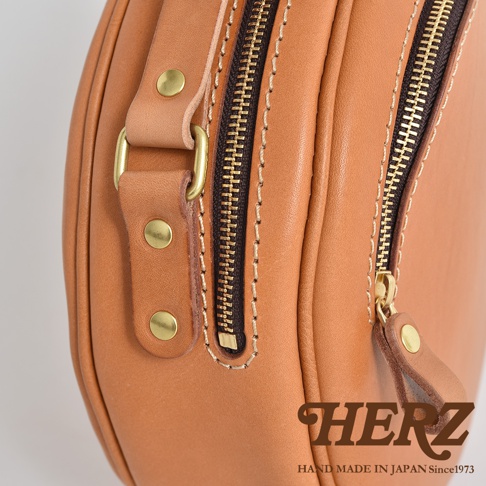 職人手作皮革小圓包 CK-19 M，採用 tan 色皮革，雙拉鍊設計，配有黃銅色五金配件，細緻車縫線。