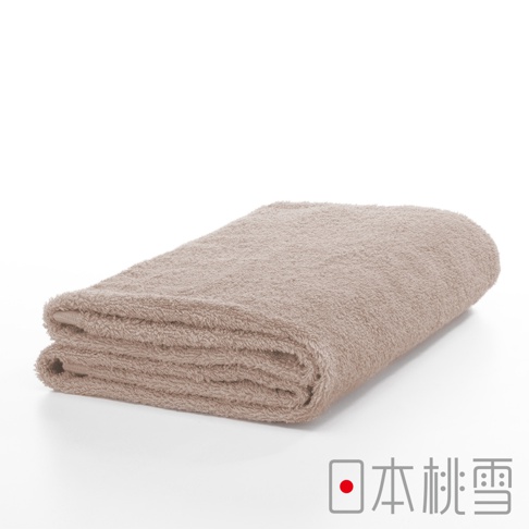 一條折疊的淺棕色精梳棉飯店浴巾，材質柔軟，表面有細緻的絨毛。