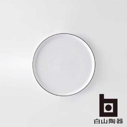 白磁千段圓盤，表面有同心圓紋理，盤緣帶有細緻的深色線條，呈現簡約的設計風格。