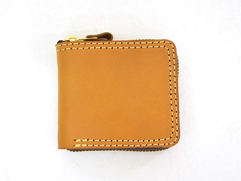 職人手作皮革全包式拉鍊短夾 (WS-40)，採用鞣製皮革材質，呈現溫潤的棕褐色調，四周以黃色與黑色縫線裝飾，搭配金色拉鍊及皮革拉環，設計簡潔實用。